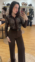 Look completo: Pantalón marrón cinturón combinado con body pedrería