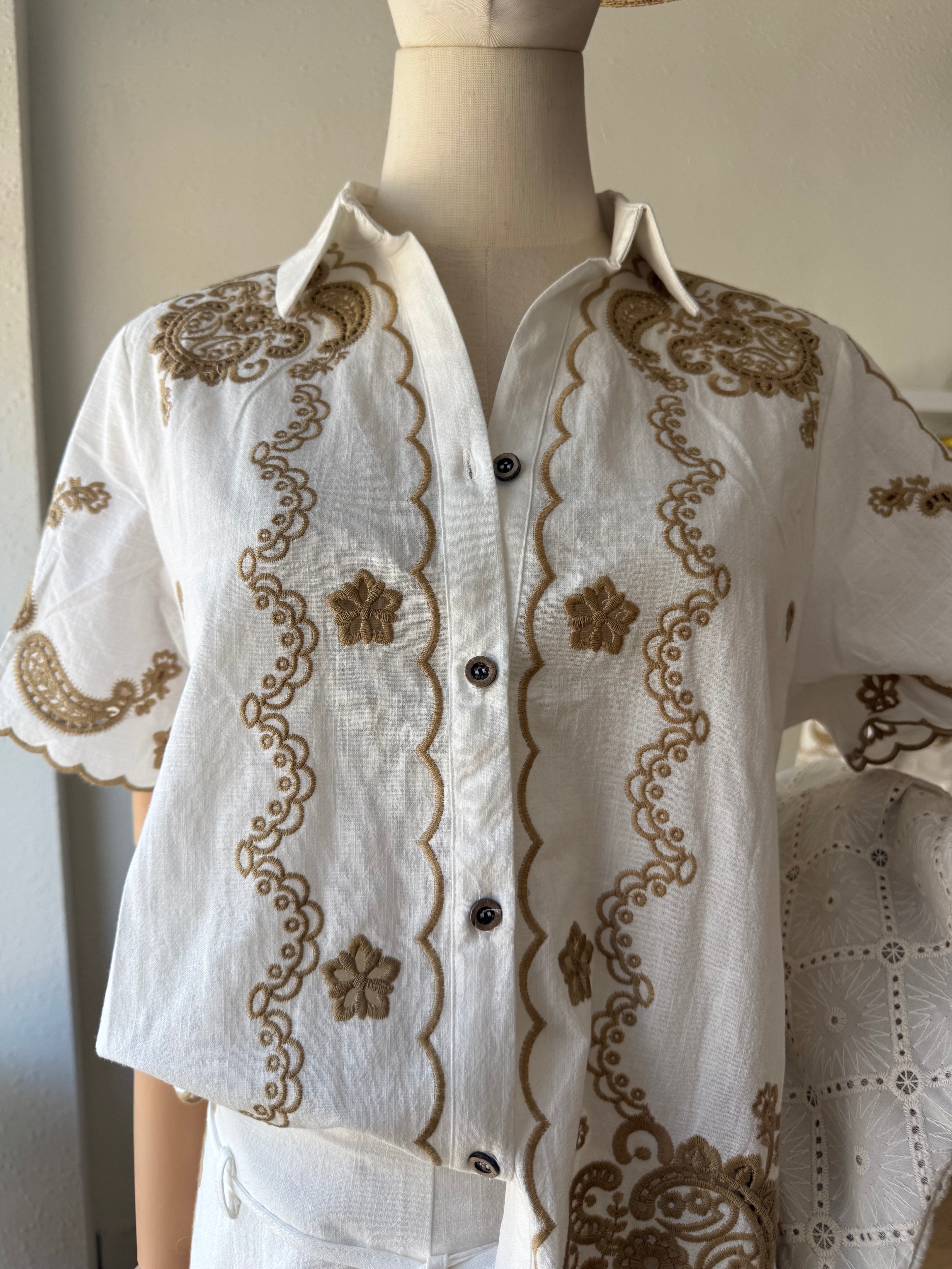 Camisa lino bordado beige