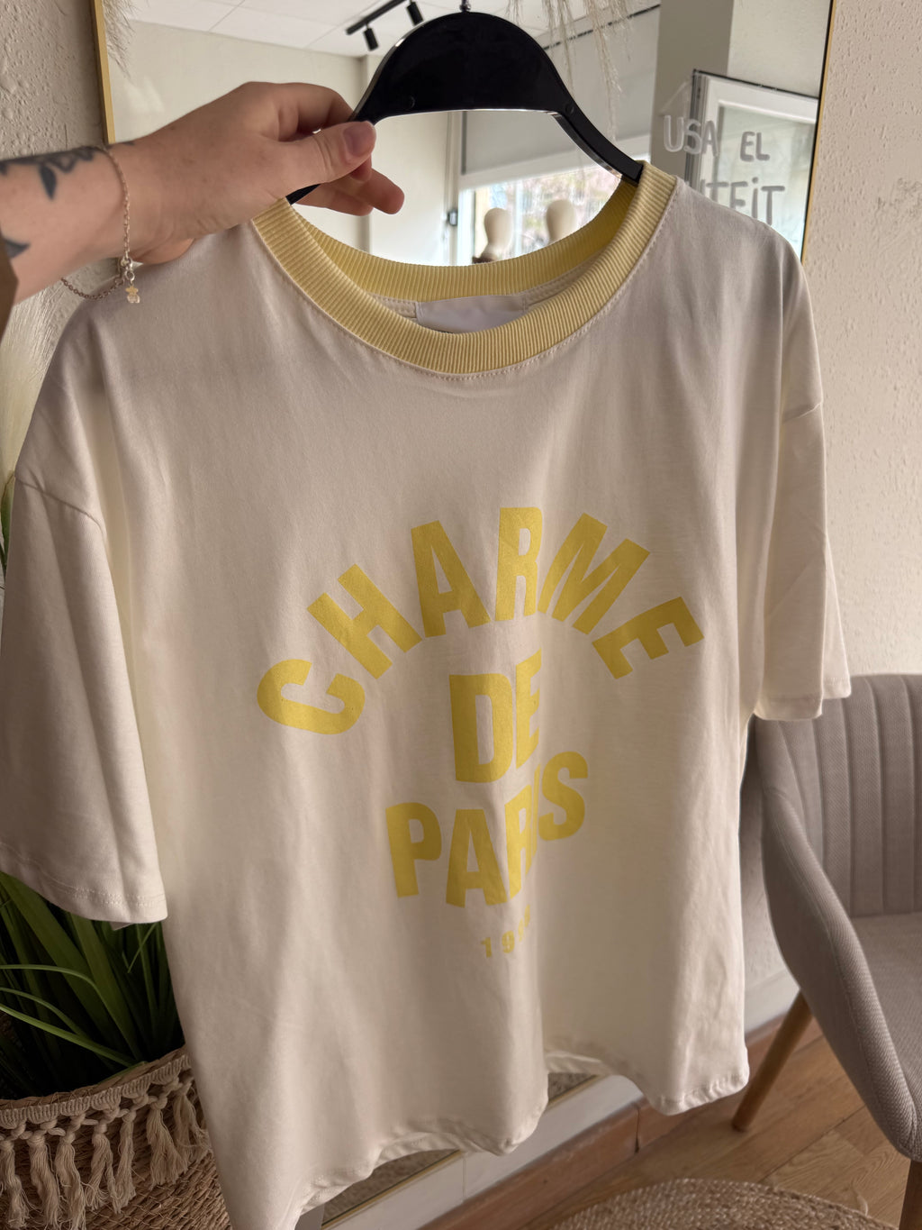 Camiseta letras amarillas