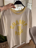 Camiseta letras amarillas