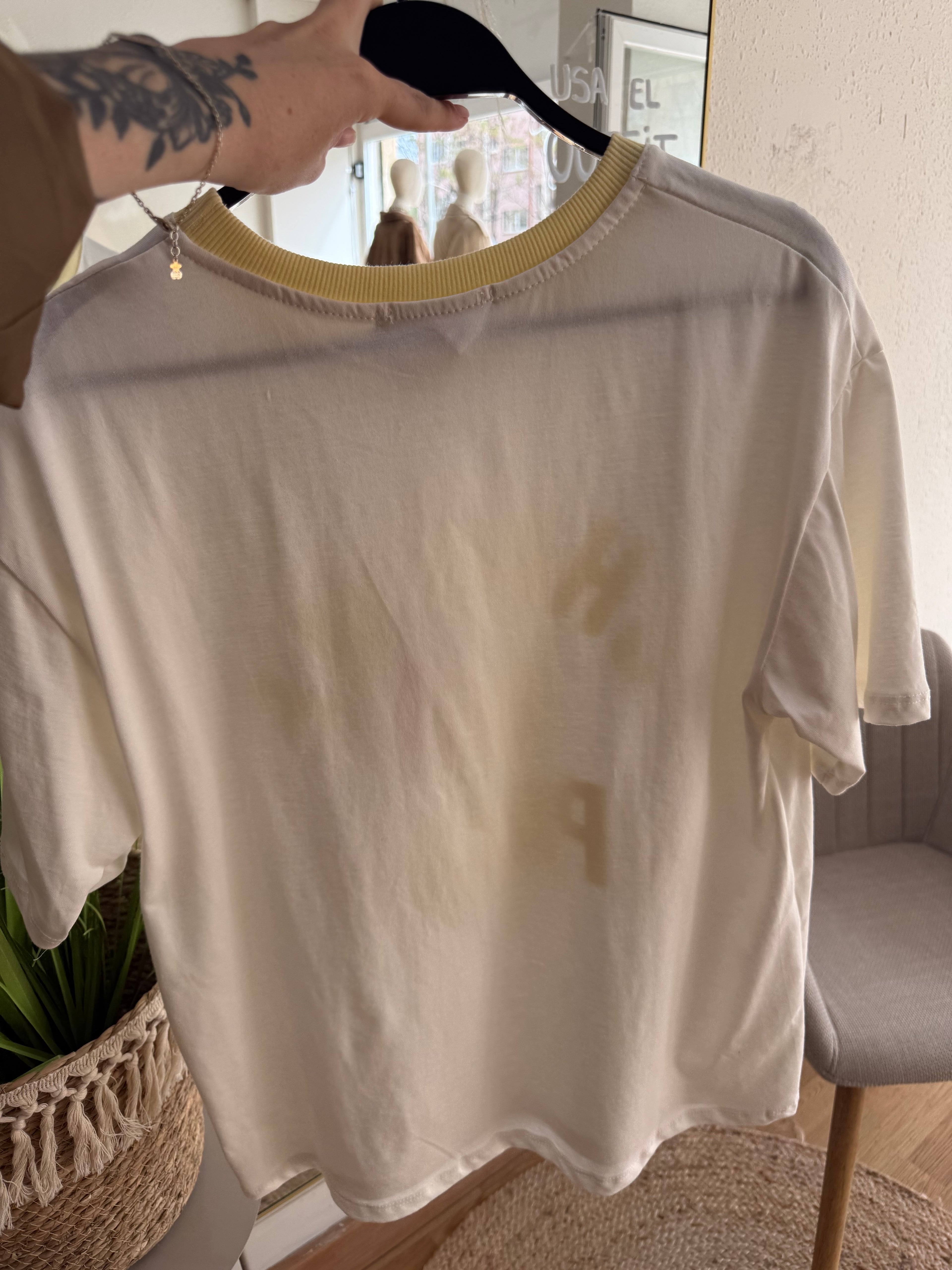 Camiseta letras amarillas