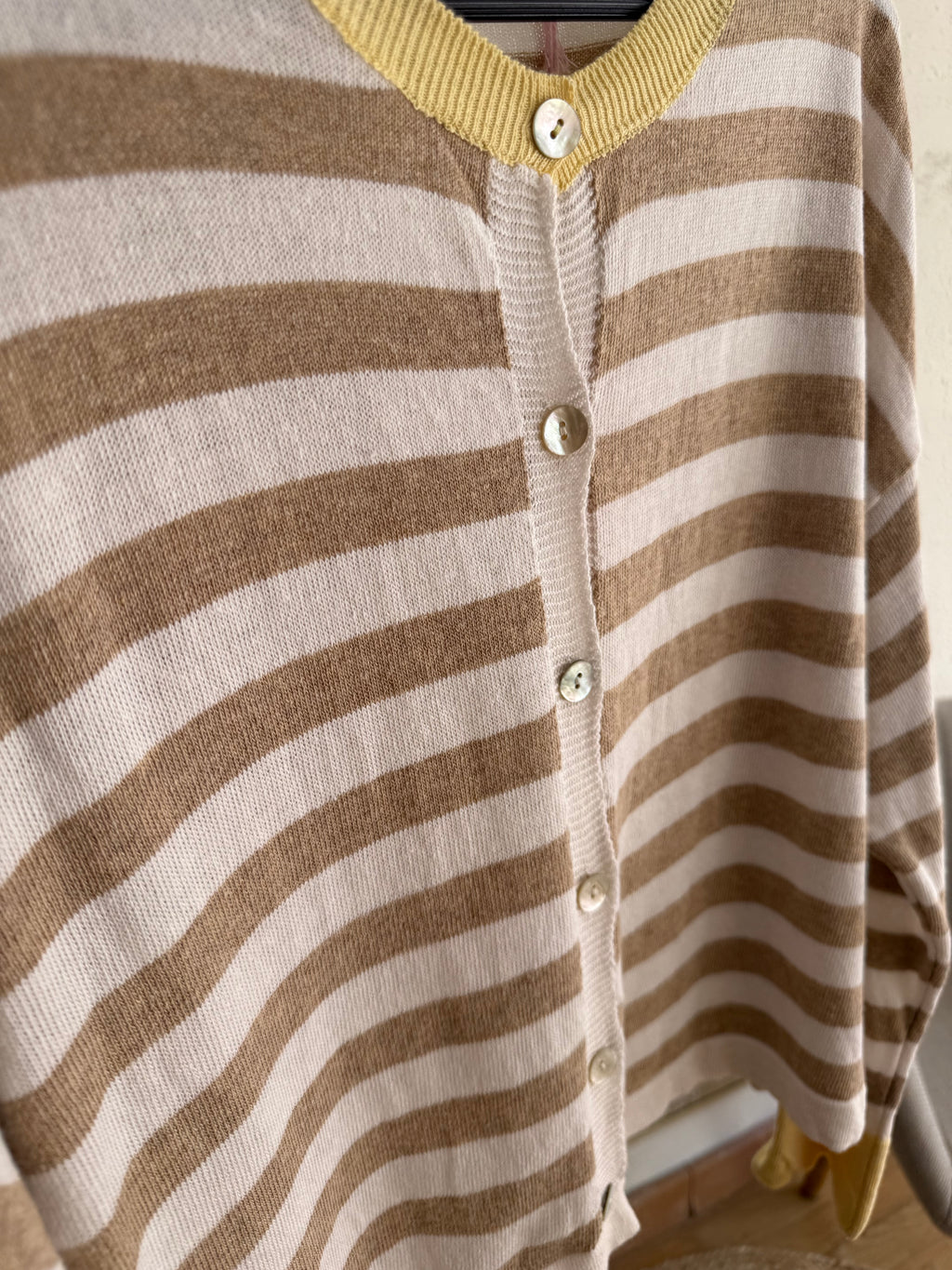 Chaqueta rayas cuello amarillo