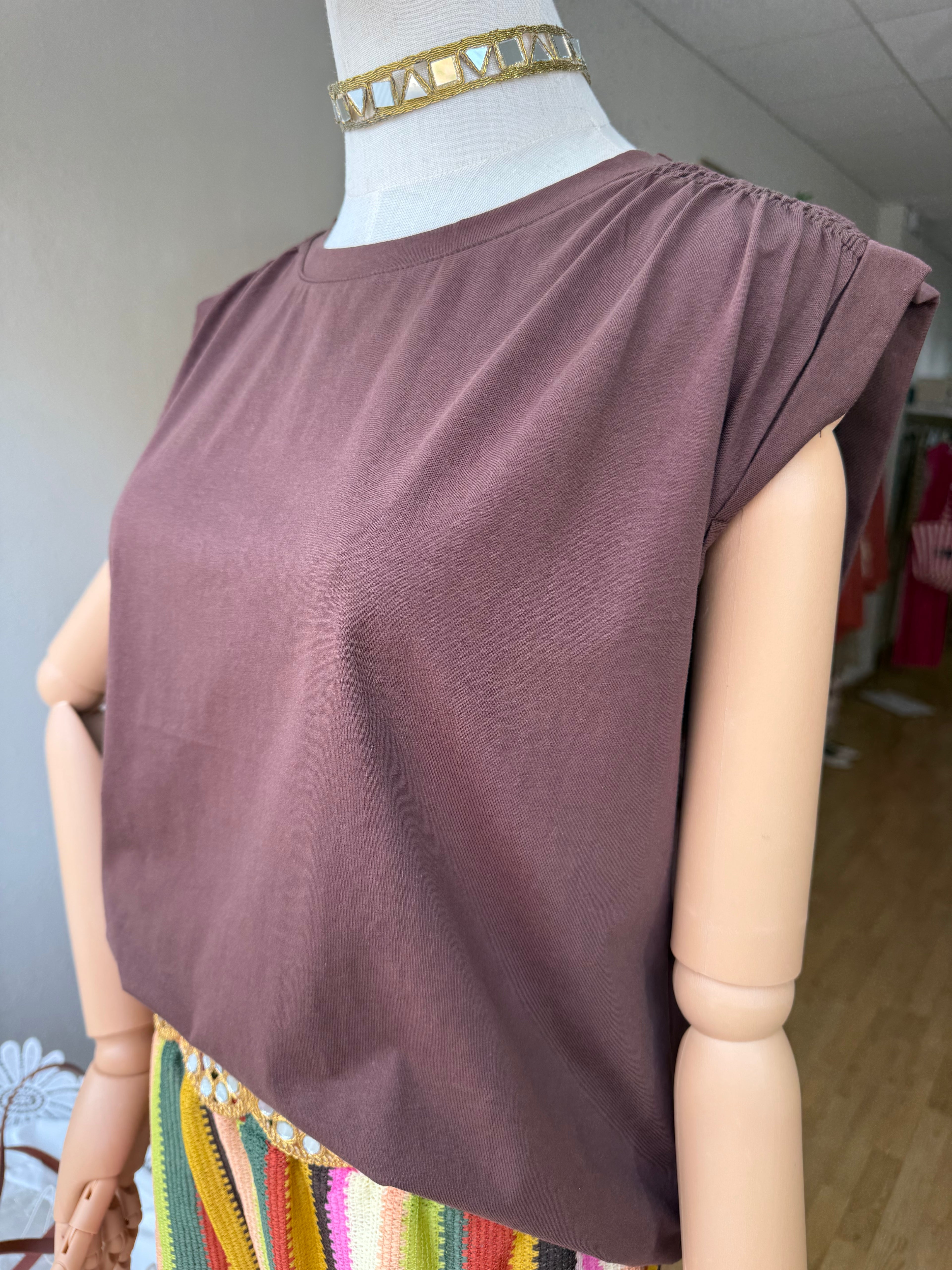 Camiseta hombro fruncido